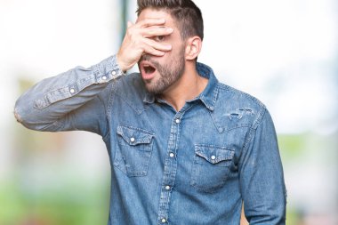 Mahcup ifadeyle parmaklarımın arasından seyir izole arka yüz ve gözler el ile kapsayan şok bakmak genç yakışıklı adam.