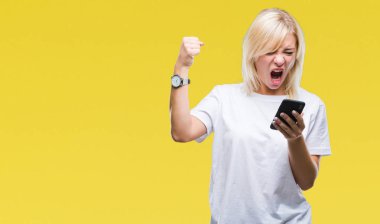 Öfke, çılgın ve yükseltilmiş el, öfke kavramı ile diye bağıran ile smartphone üzerinde izole arka rahatsız ve sinirli bağırarak kullanan genç güzel sarışın kadın
