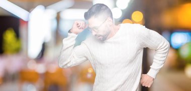 Üzerinde gözlük takan genç yakışıklı adam arka plan geri uzanan izole, yorgun ve rahat, Uykulu ve erken sabah esneme