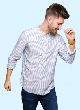 Genç yakışıklı adam dans mutlu ve neşeli, gülümseyen hareketli Casual ve emin müzik dinlerken