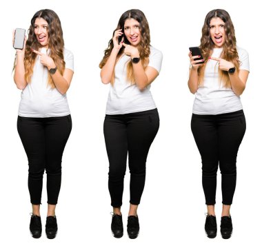 Beyaz izole arka plan üzerinde akıllı telefon kullanarak güzel genç kadın kolaj çok mutlu el ve parmak ile işaret
