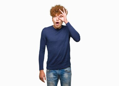 Sürpriz yüz, göz parmaklarının arasından seyir ile ok jest yapıyor afro saçlı Genç yakışıklı adam şok. İmansız ifade.