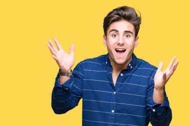 Yakışıklı delikanlı üzerinde Donanma gömlek giymiş deli kutluyor arka plan izole ve başarı için kaldırdı kollarını açarak hayrete ve heyecanlı çığlık gözleri açık. Kazanan kavramı