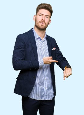 Genç yakışıklı bussines adam acele işaretleme izlemek için zaman, sabırsızlık, üzgün ve kızgın son tarih gecikme için