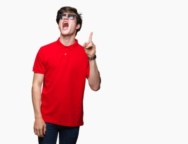 Genç yakışıklı adam başarılı fikirle izole arka plan işaret parmağı üzerinde güneş gözlüğü takıyor. Çıktıktan ve mutlu. Bir numara.