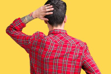 İzole arka plan geriye düşünme hakkında şüphe ile baş taraftan üzerinde gözlük takan genç yakışıklı adam