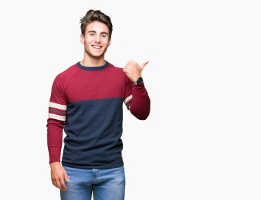Yakışıklı delikanlı arıyor ve başparmak yanında yukarıyı mutlu yüz ile gülümseyen izole arka plan üzerinde.