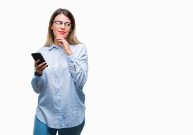 Smartphone üzerinde kullanarak genç güzel iş kadın manifatura ileti soru, çok karışık fikir hakkında arka plan ciddi bir yüz düşünme izole