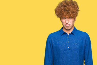 Kızgın ve korkmuş ağlıyor yakışıklı zarif genç afro saçlı depresif ve sıkıntı, endişe. Üzgün ifade.