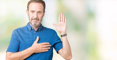 Yakışıklı orta yaş zarif komuta sizde izole arka plan üzerinde göğüs ve bir sadakat sözü yemin yapma avuç, el ile küfür