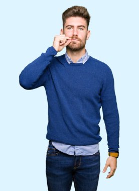 Genç yakışıklı bussines ağız adam ve parmak ile ZIP olarak dudaklarını kapa. Gizli ve sessiz, tabu söz