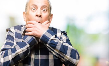 Casual Gömlek ağız hata için elleriyle kapsayan şok yakışıklı komuta sizde. Gizli kavramı.