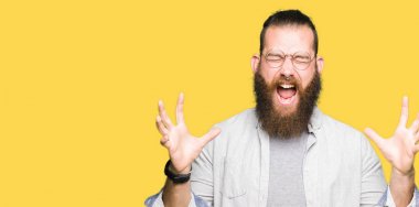 Genç sarışın adam kızgın ve silah ile başarı için deli kutluyor gözlük takan kaldırdı ve heyecanlı çığlık gözler kapalı. Kazanan kavramı