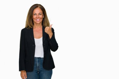 Güzel orta yaş iş hareketi el ile mutlu yaşasın yapıyor izole arka plan yetişkin kadın. Kameraya bakarak başarı gösteren ile ifade onaylama.