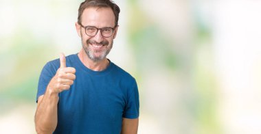 Hareketi el ile mutlu yaşasın yapıyor izole arka plan üzerinde gözlük nedir yakışıklı orta yaş ağarmış komuta sizde. Başarı gösteren kameraya bakarak ifade onaylama.