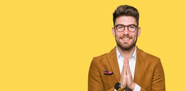 El ele tutusun AF emin gülümseyen için soran ile dua gözlüklü genç yakışıklı iş adamı.