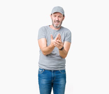 Yakışıklı orta yaş ağarmış komuta sizde giyiyor spor kap izole arka plan üzerinde acı acı elleri ve parmakları, artrit inflamasyon