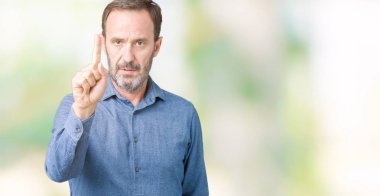 Yakışıklı orta yaş zarif komuta sizde izole üzerinde arka plan işaret parmağını ve kızgın ifade ile