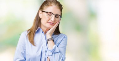 Güzel orta yaş olgun iş kadını gözlüklü düşünme izole arka plan bakmaktan yorgun ve sıkılmış çapraz silah depresyon sorunları ile.