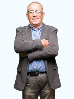 Yakışıklı üst düzey businesss giyen gözlük mutlu yüz çapraz kollu kameraya bakarak gülen adam. Olumlu bir kişi.