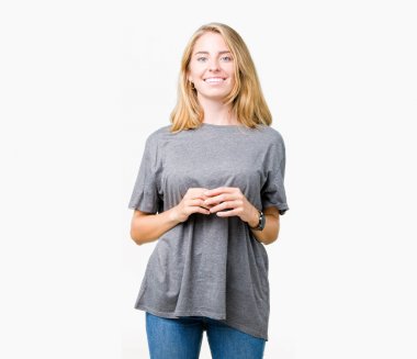 Arka plan eller üzerinde büyük boy rahat t-shirt giyen güzel genç kadın birlikte izole ve rahat ve neşeli gülümseyen parmak çarpı işareti. Başarı ve iyimser