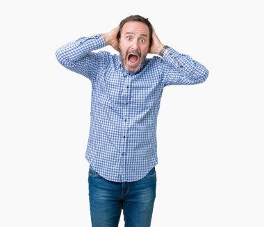 Kafasına, korkmuş ve şaşırmış şok açık ağız ile yakışıklı orta zarif komuta sizde üzerinde arka plan deli izole ve ile korkuttu yaş eller