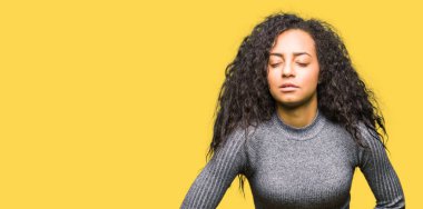 Karnında el ile kıvırcık saçlı Genç güzel kız mide bulantısı, ağrılı hastalık duygusunu çünkü. Ağrı kavramı.