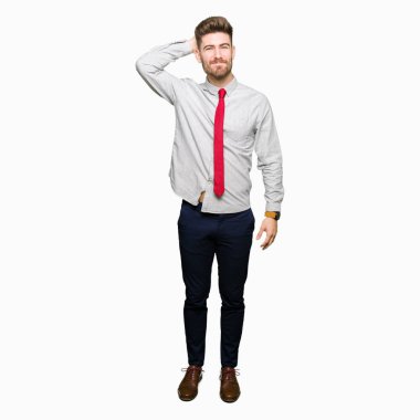 Genç yakışıklı iş adamı şaşırtmak ve soru hakkında merak ediyorum. Şüphe, kafasına el ile düşünme ile belirsiz. Dalgın kavramı.