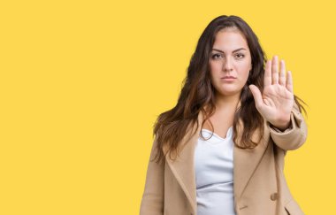 Artı boyutu genç kadın elin avuç durağı şarkı yapıyor izole arka plan üzerinde kış ceket giyen güzel. Negatif ve ciddi bir jest yüz ifadesiyle uyarı.