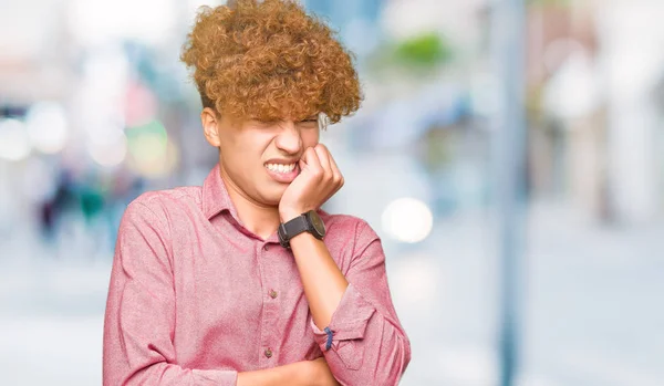 Giovane Uomo Affari Bello Con Capelli Afro Cercando Stressato Nervoso — Foto Stock