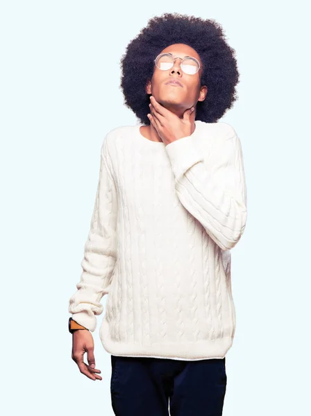 Genç African Amerikan Adam Ile Afro Saç Giyen Gözlük Dokunaklı — Stok fotoğraf