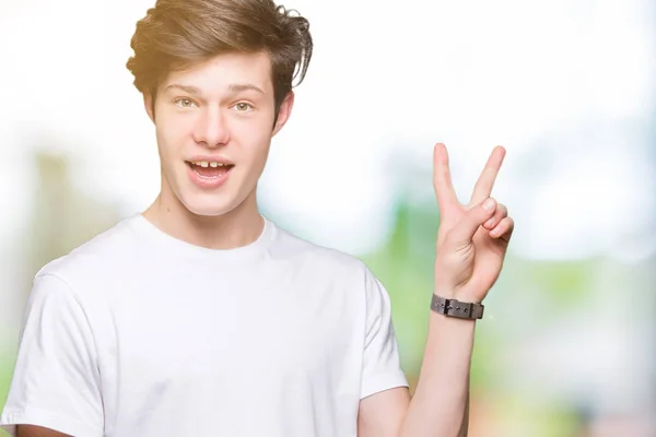 Joven Hombre Guapo Con Camiseta Blanca Casual Sobre Fondo Aislado —  Fotos de Stock