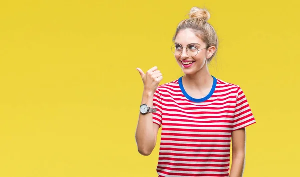 Joven Hermosa Mujer Rubia Con Gafas Sobre Fondo Aislado Sonriendo —  Fotos de Stock