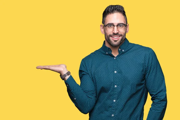 Joven Hombre Negocios Guapo Con Gafas Sobre Fondo Aislado Sonriendo —  Fotos de Stock