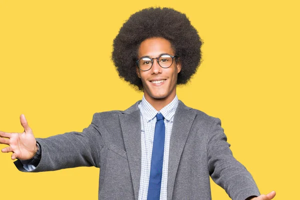 Jovem Homem Negócios Afro Americano Com Cabelo Afro Usando Óculos — Fotografia de Stock