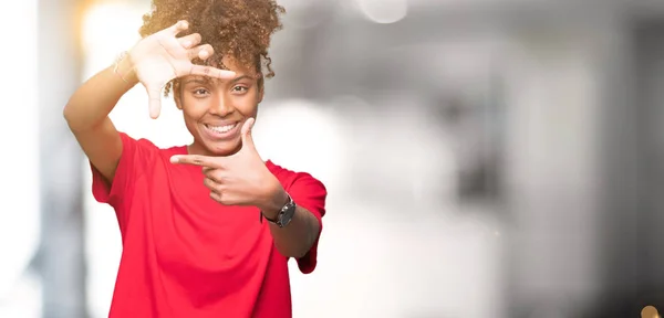 美丽的年轻非洲裔美国女人在孤立的背景微笑的框架与手和手指与幸福的脸 创意和摄影理念 — 图库照片