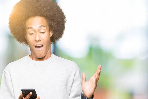 Mladý Američan Afričana Muž Afro Vlasy Pomocí Smartphone Velmi Šťastný — Stock fotografie