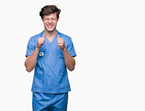 Jonge Dokter Medische Uniform Dragen Geïsoleerde Achtergrond Enthousiast Voor Succes — Stockfoto