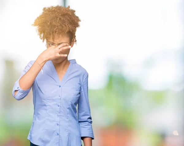 Hermosa Joven Mujer Negocios Afroamericana Sobre Fondo Aislado Oliendo Algo — Foto de Stock