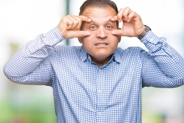 Араб Среднего Возраста Бизнесмен Изолированном Фоне Пытается Открыть Глаза Пальцами — стоковое фото