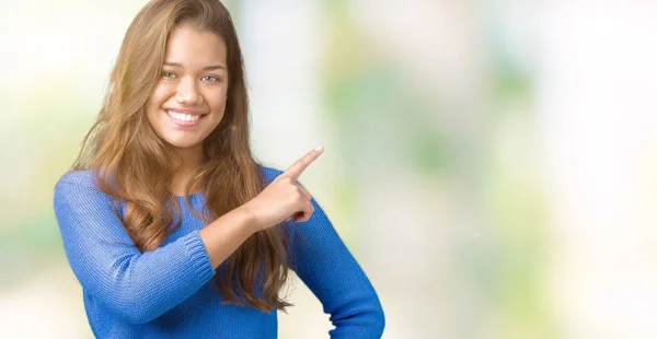 Joven Hermosa Morena Vistiendo Suéter Azul Sobre Fondo Aislado Señalando — Foto de Stock