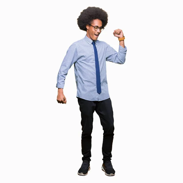 Joven Hombre Negocios Afroamericano Con Cabello Afro Usando Gafas Bailando —  Fotos de Stock