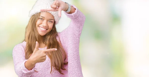 Młoda Piękna Brunetka Kobieta Sobie Sweter Zima Kapelusz Białym Tle — Zdjęcie stockowe