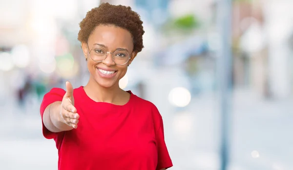 Vackra Unga Afroamerikanska Kvinnan Bär Glasögon Över Isolerade Bakgrund Leende — Stockfoto