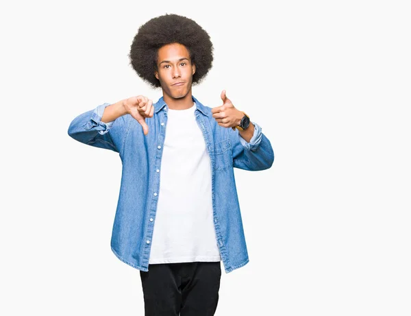 Joven Afroamericano Con Cabello Afro Haciendo Pulgares Arriba Abajo Desacuerdo — Foto de Stock