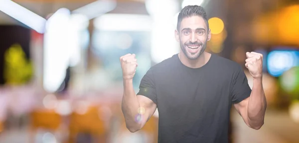 Joven Hombre Guapo Sobre Fondo Aislado Celebrando Sorprendido Sorprendido Por —  Fotos de Stock