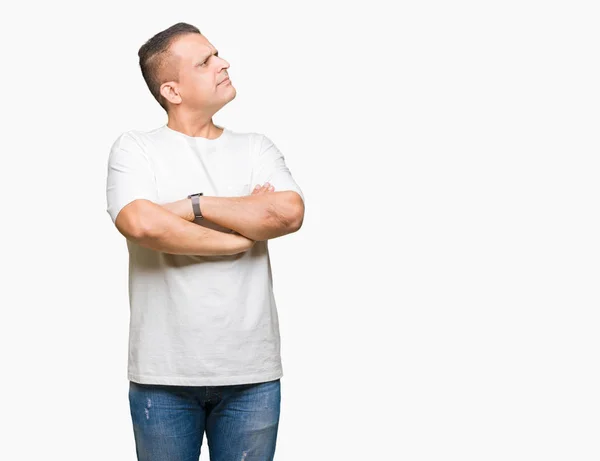 Middelbare Leeftijd Arabische Man Wearig Wit Shirt Geïsoleerd Achtergrond Lachende — Stockfoto