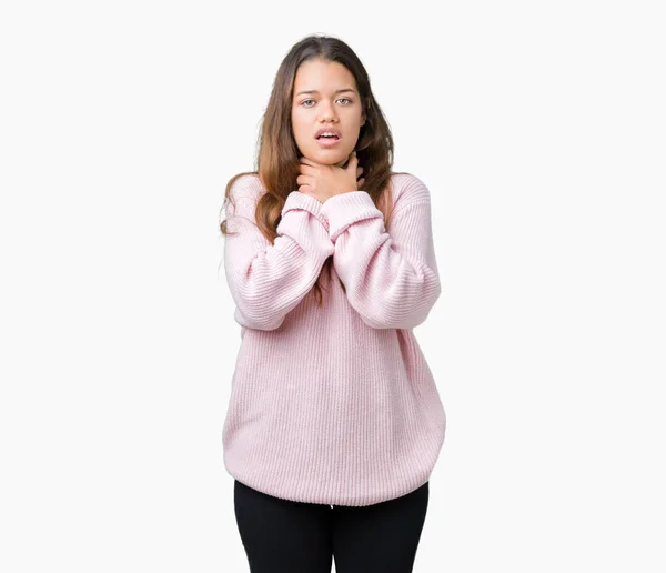 Joven Mujer Morena Hermosa Usando Suéter Invierno Rosa Sobre Fondo —  Fotos de Stock
