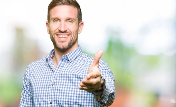 Bonito Homem Negócios Com Olhos Azuis Sorrindo Amigável Oferecendo Aperto — Fotografia de Stock