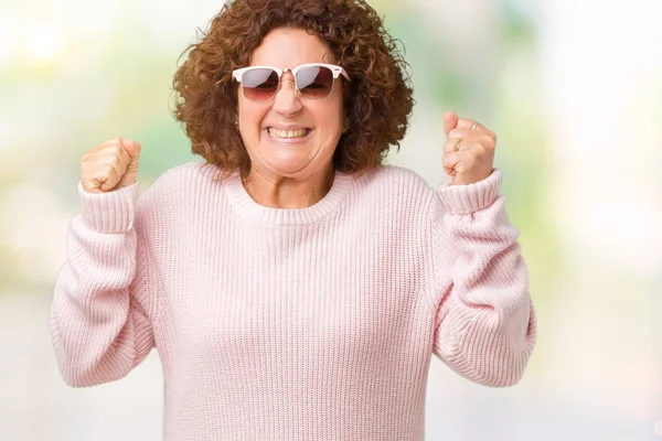 Schöne Seniorin Mittleren Alters Rosa Pullover Und Sonnenbrille Vor Isoliertem — Stockfoto